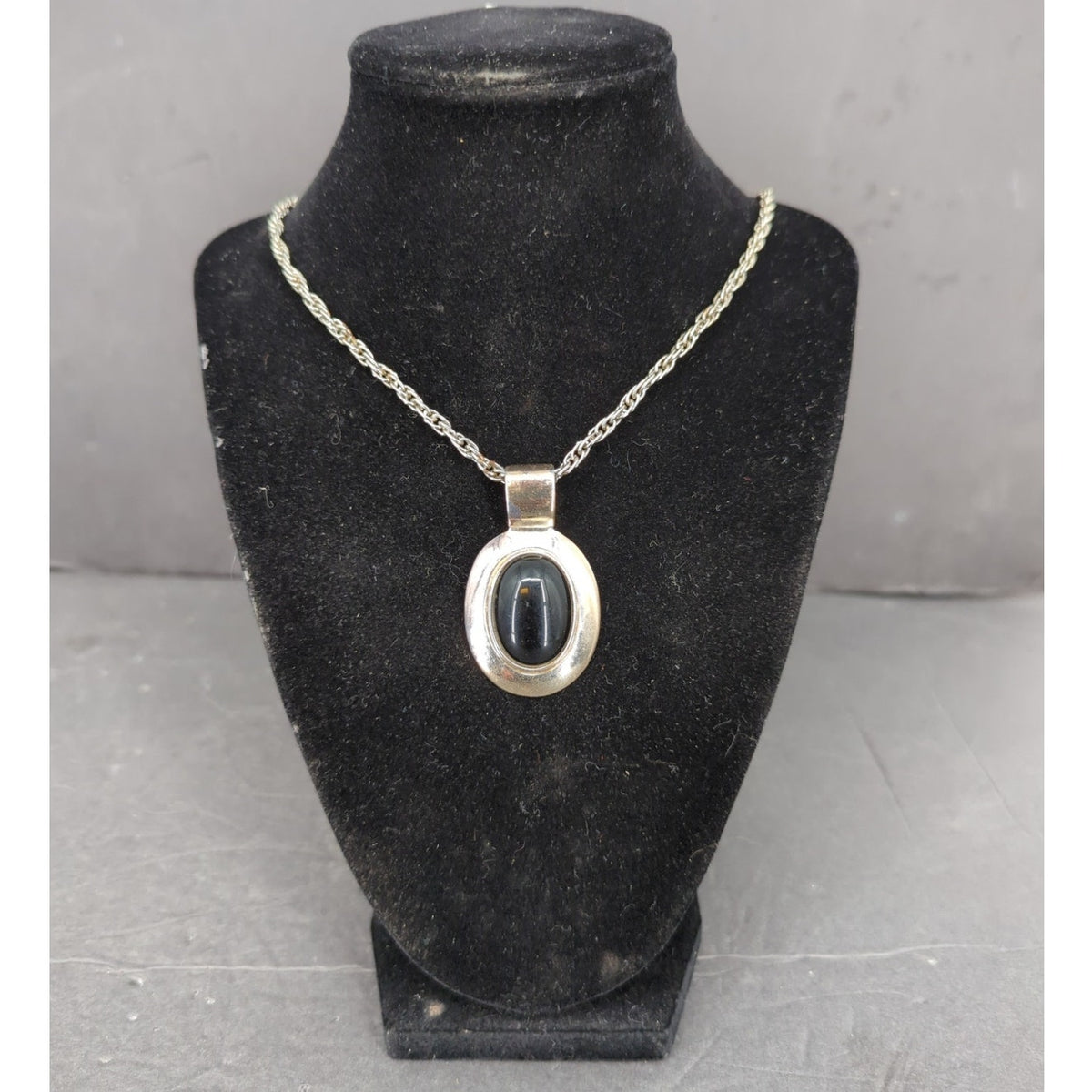 Vintage Silver Tone Oval Black.White Inset Pendant Necklace Set Interchangeable