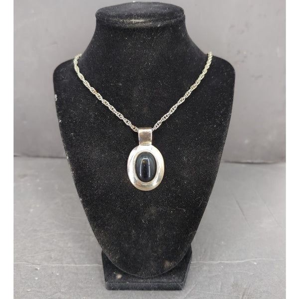Vintage Silver Tone Oval Black.White Inset Pendant Necklace Set Interchangeable