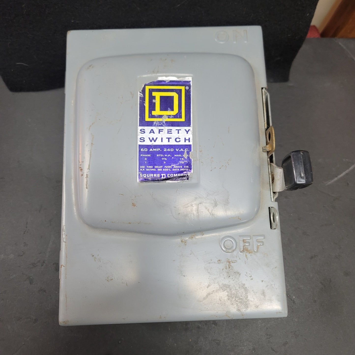 Square D D222N Safety Switch 60 AMP 240 V.A.C Phase 3 Fuse box UNUSED