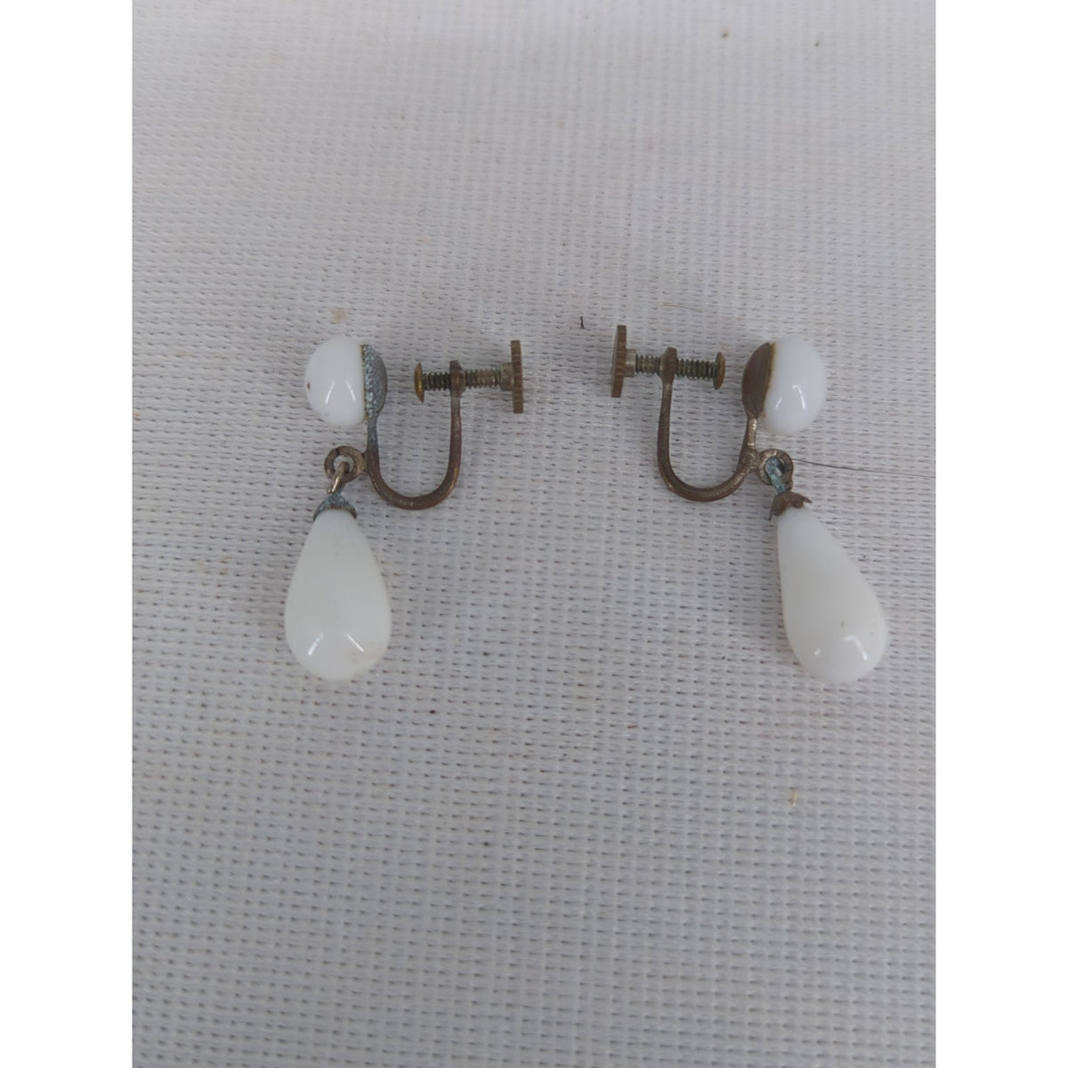 Vintage Mid Century White Milk Glass Teardrop Screw Back Earrings Wedding Classy