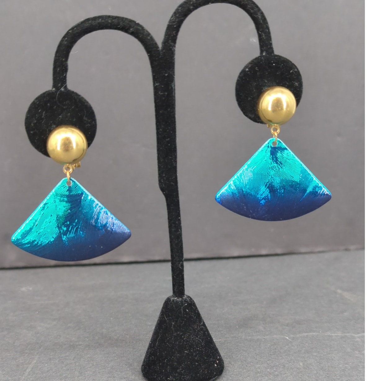 Vintage Vibrant Blue Textured Fan Triangle 1980sShield Clip On Dangle Earrings