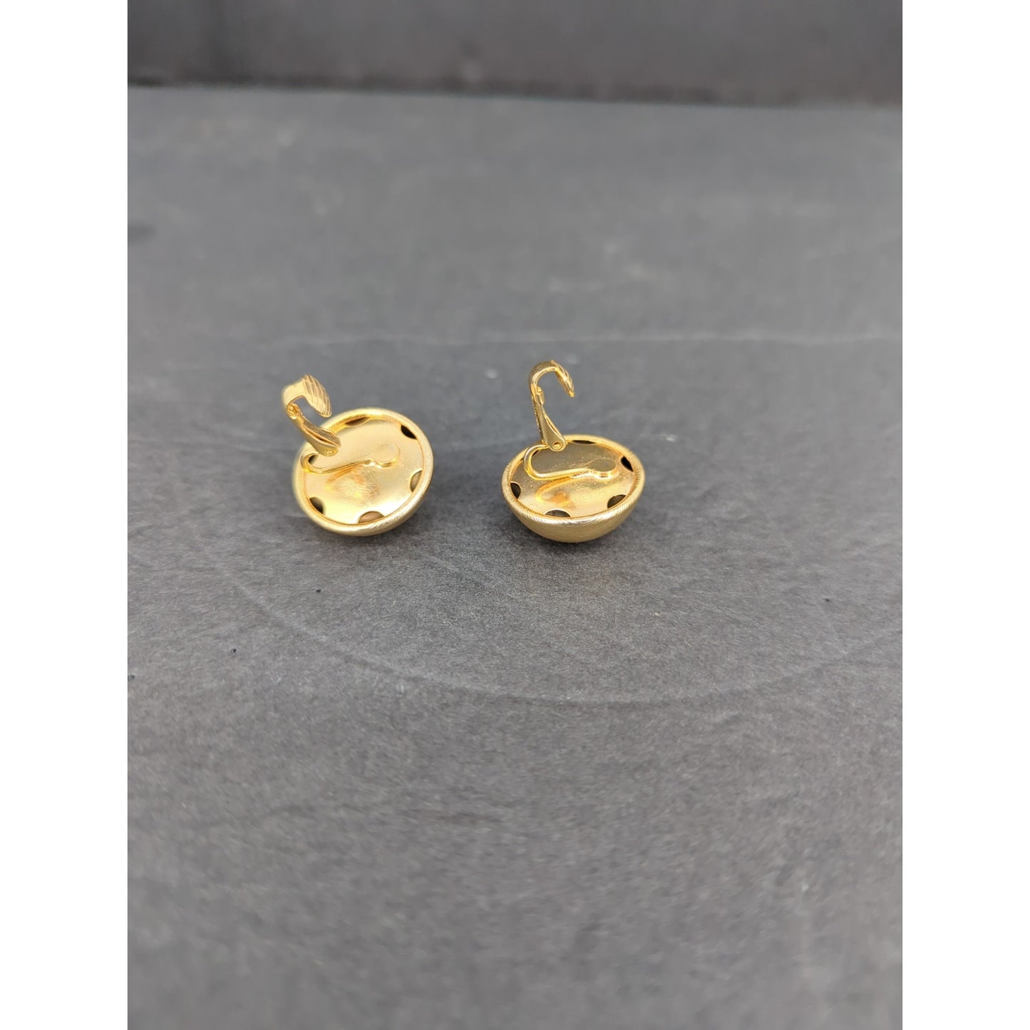 Vintage Marino Textured Gold Tone Concentric Circle Clip On Earrings 1980s Glam
