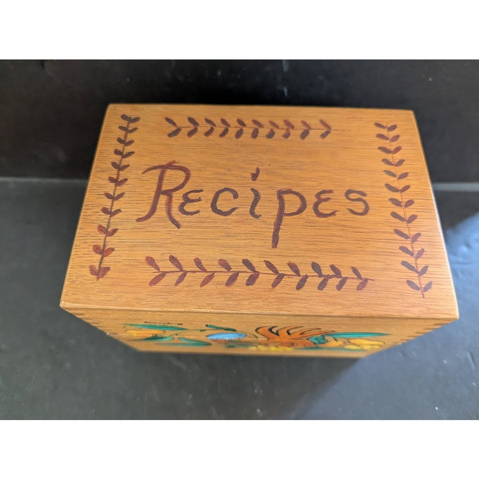 Vintage wood recipe box 7" x 4.5" x 5.5" dove tail construction Birds Folk Art