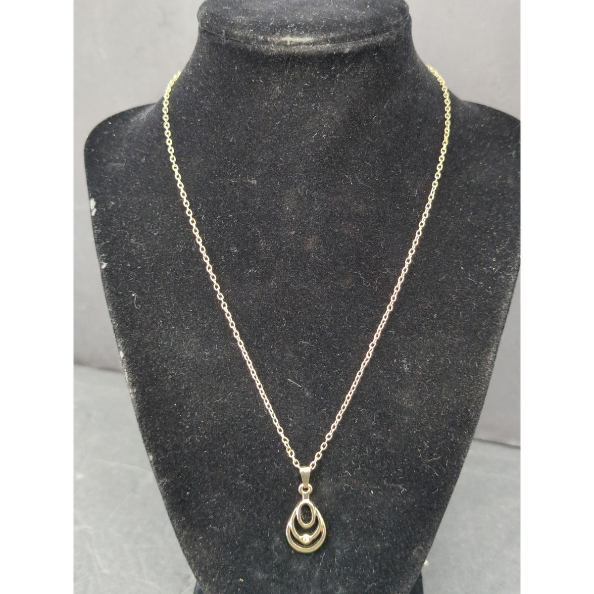 Vintage Gold Tone Openwork Tear Drop Pendant Necklace Delicate Chain Accent