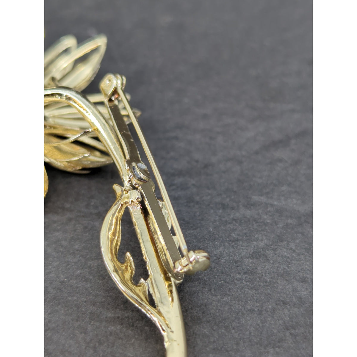 Vintage Gold Tone Layered Flower Floral Brooch Pin Mid-Century Glam Retro