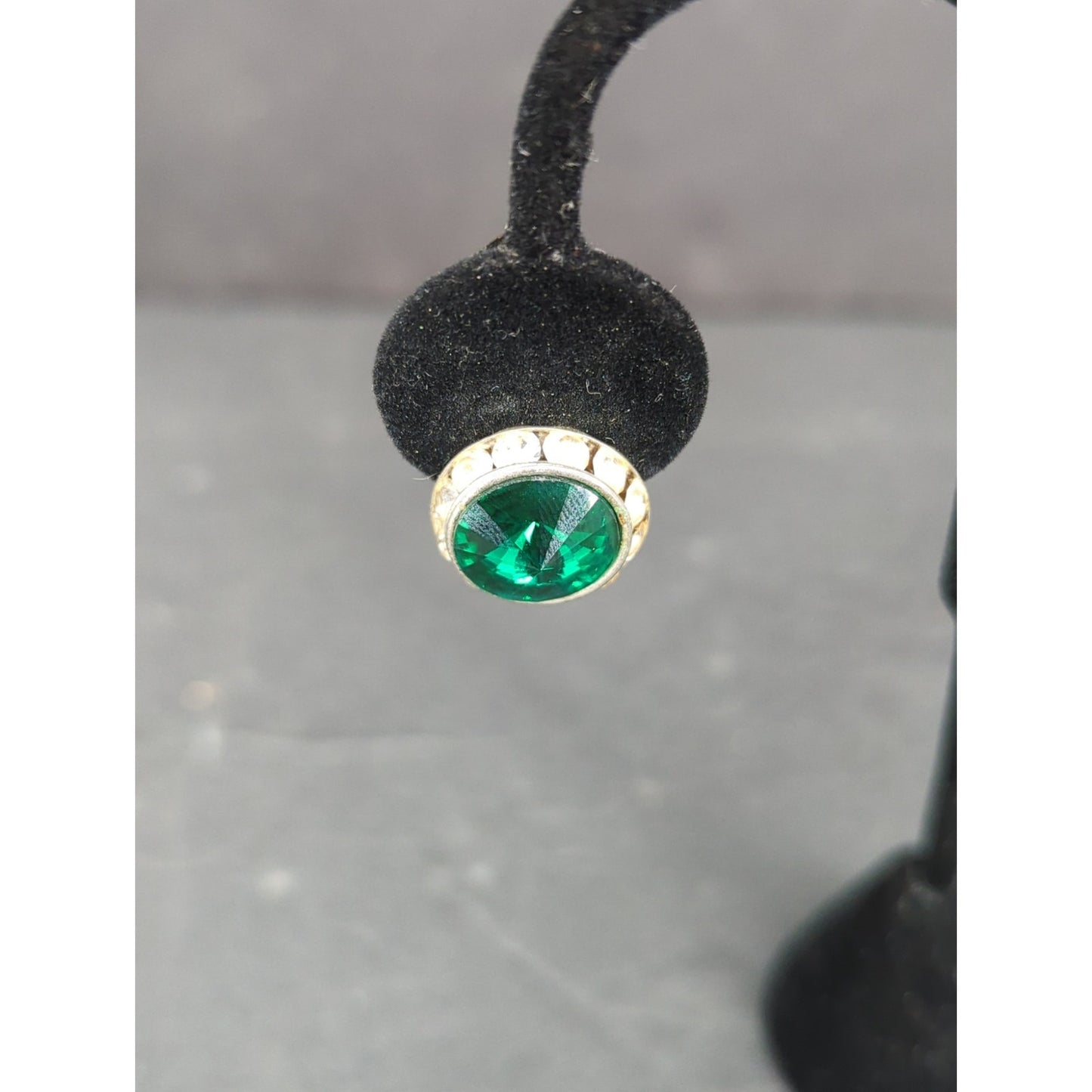 Vintage Emerald Green Rhinestone Gold Tone Round Clip On Earrings