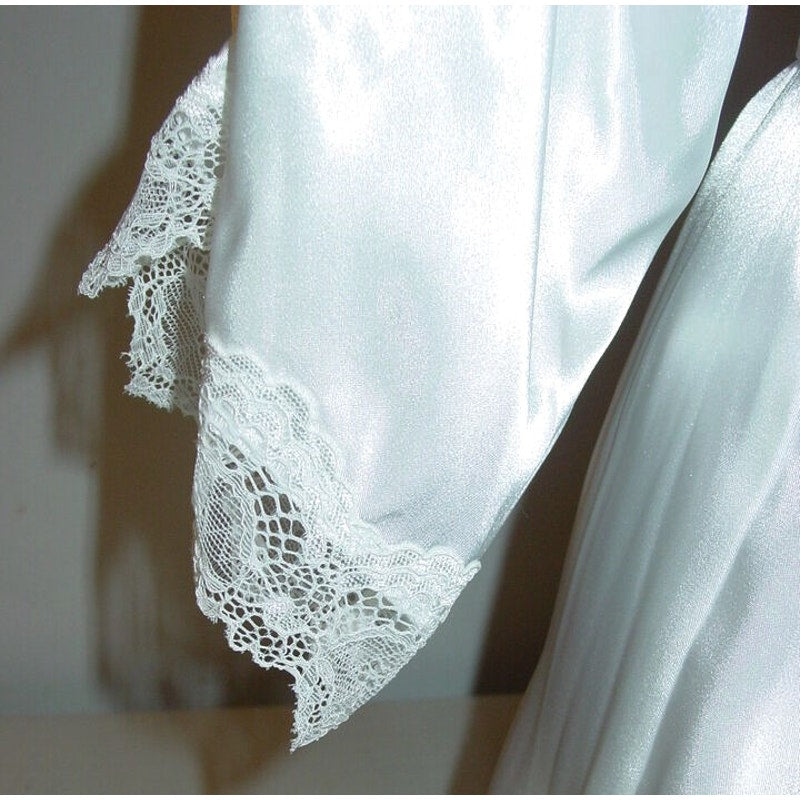 In Bloom by Jonquil "The Bride" Embroidered Lacy Robe Sz Small in Off White NWT