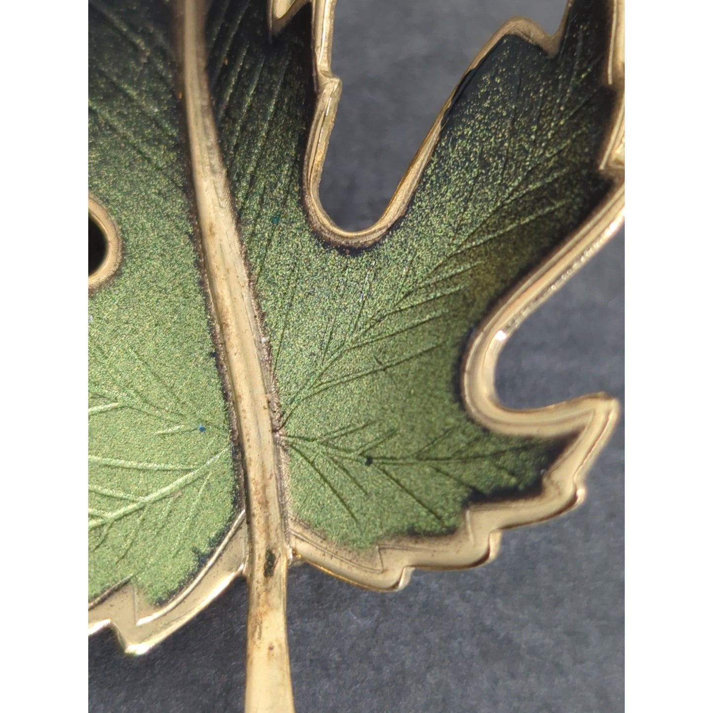 Vintage Green Enamel Maple Leaf Brooch Pin Gold Tone Textured Edge Retro