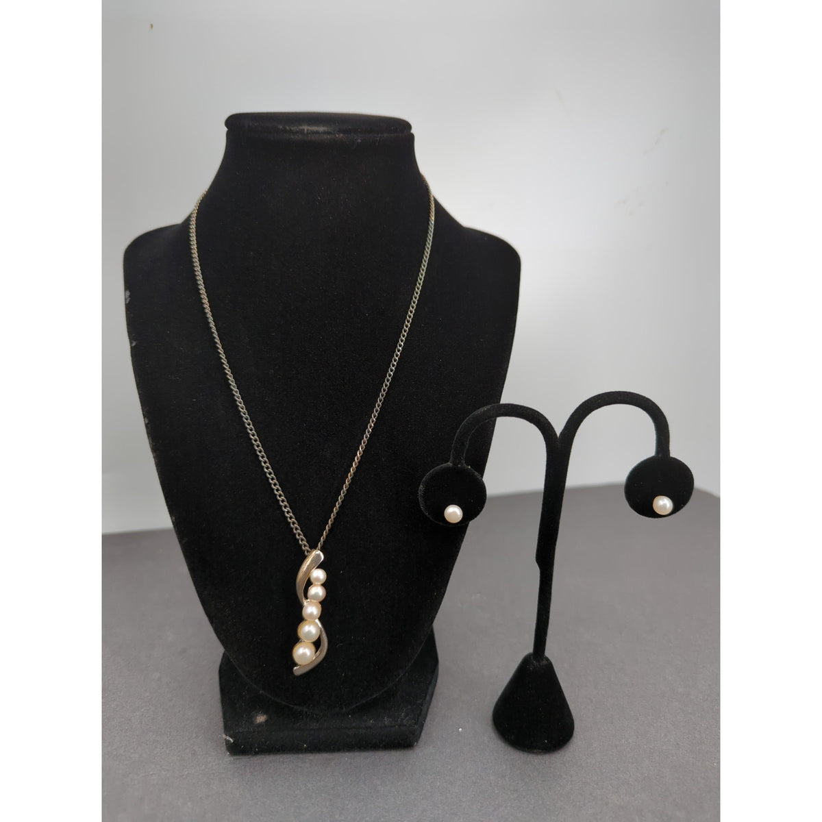 Vintage Fashion Necklace faux encased pearl Pendant with matching earrings