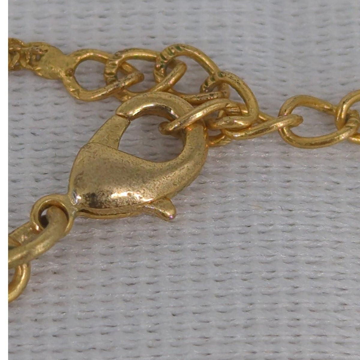 Vintage Gold Tone Ornate Filigree Tear Drop Pendant Necklace Green Stone