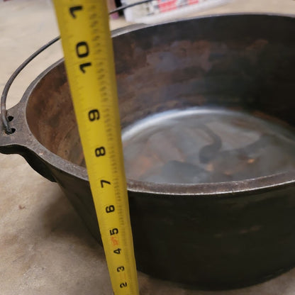 Bayou Classic 16 quart cast iron dutch oven lidded with handle