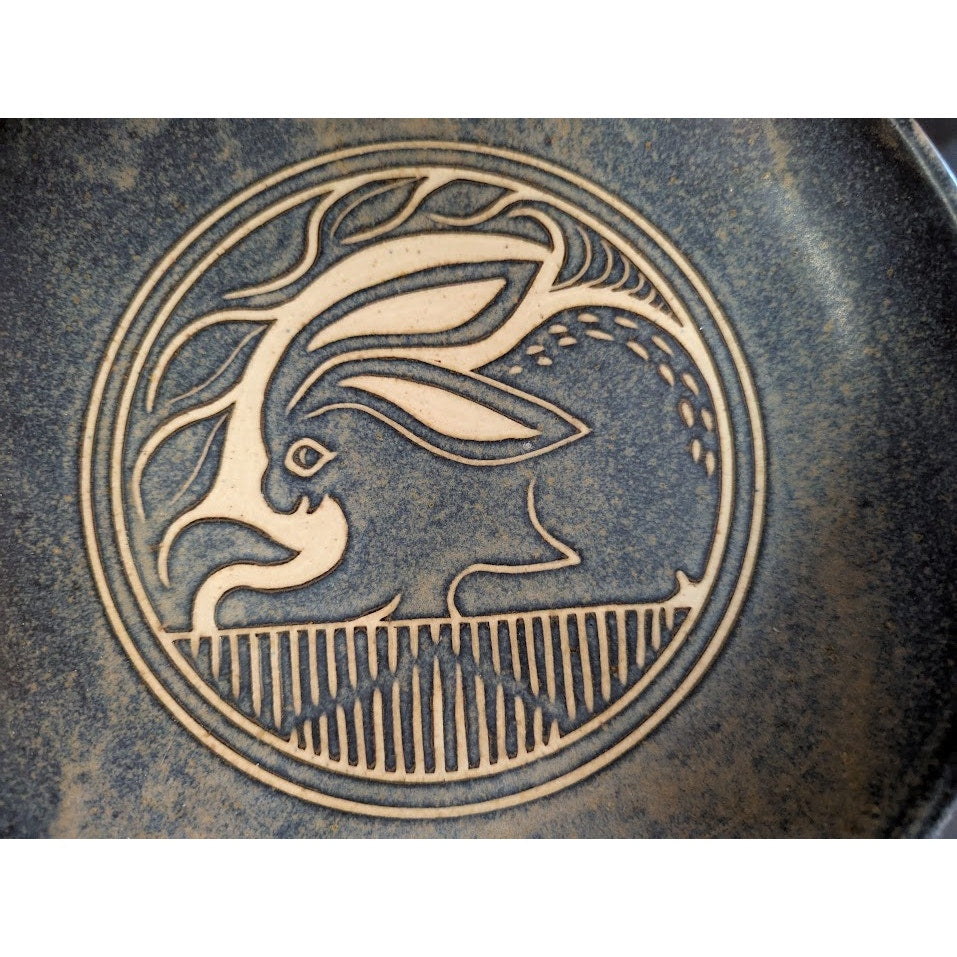 Vintage Art NORTH EAGLE pottery plate rabbit Hare Blue white 10"