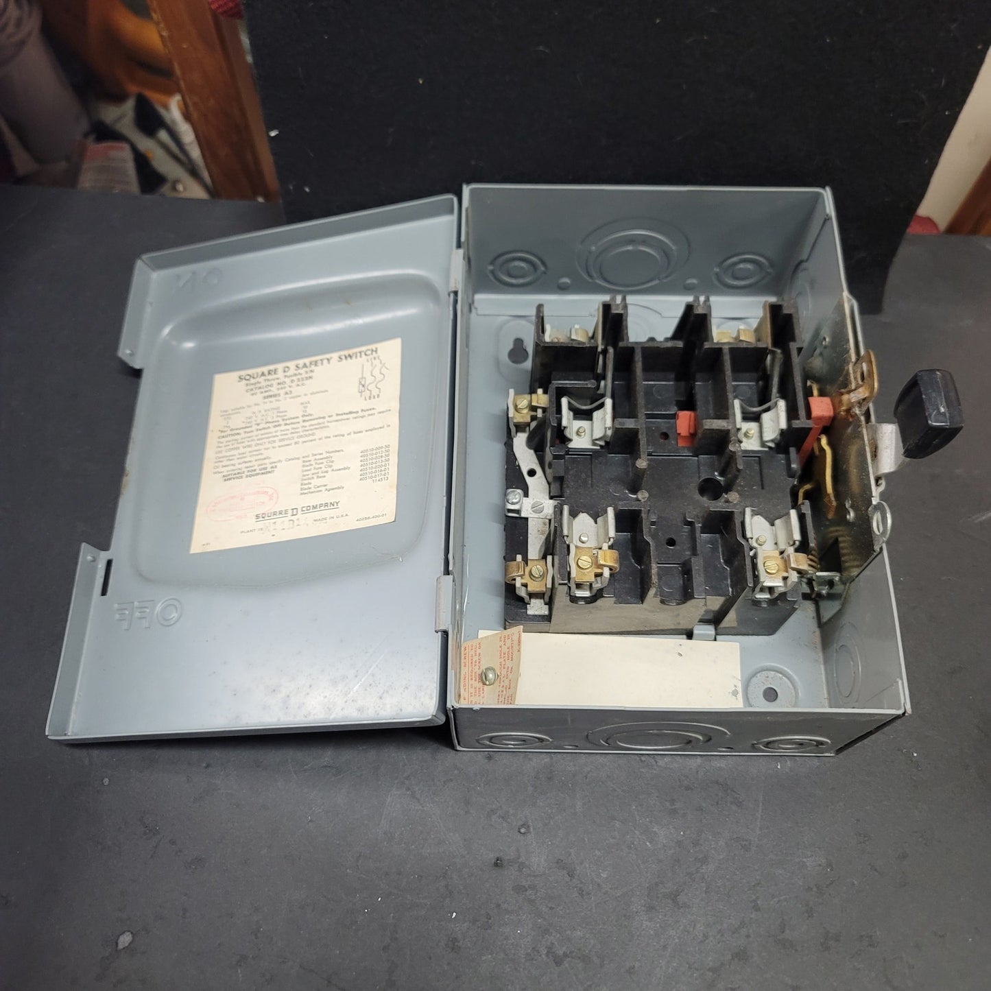 Square D D222N Safety Switch 60 AMP 240 V.A.C Phase 3 Fuse box UNUSED