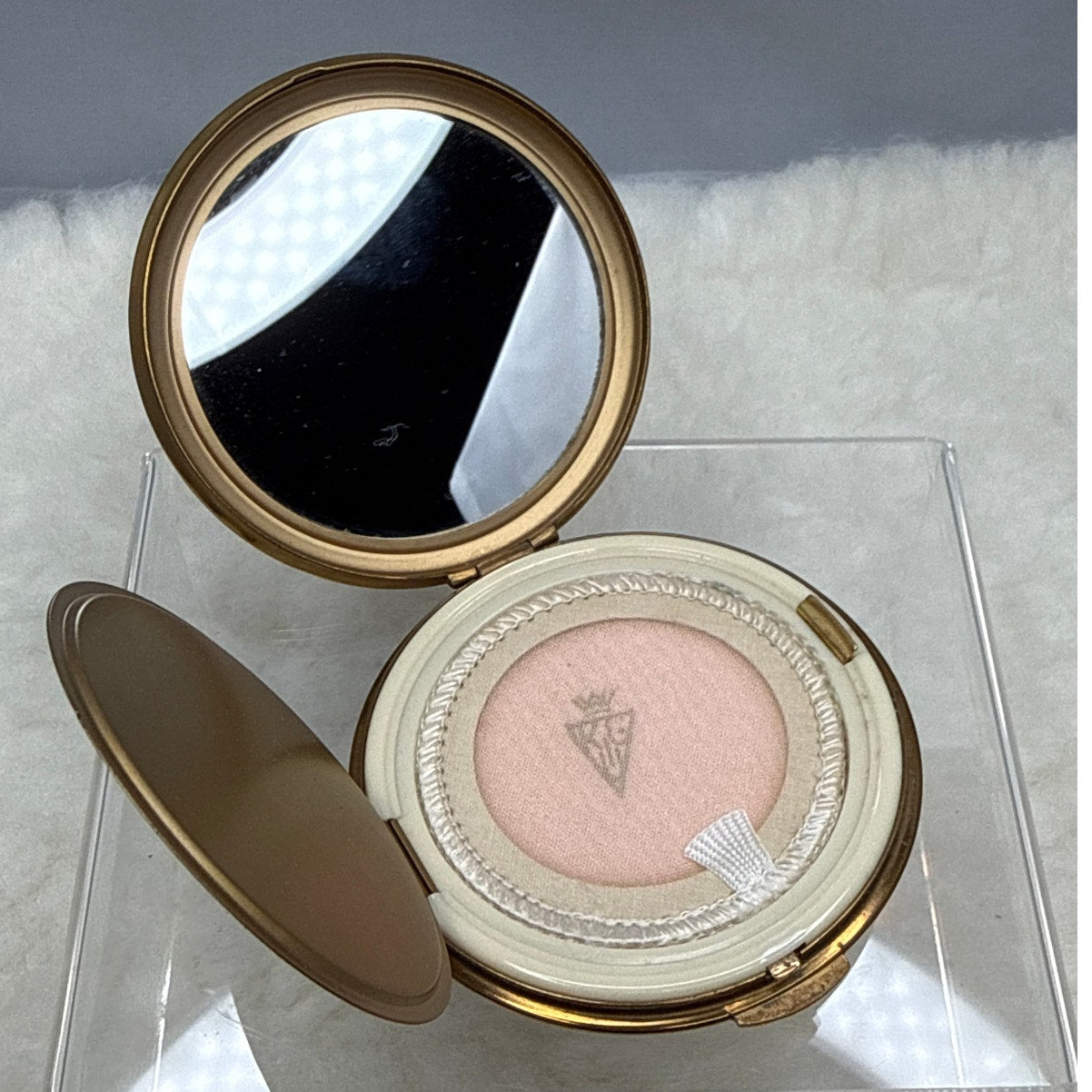 Vintage Kigu London Gold Tone Compact Fern Leaf Pristine Unused Puff Glamour