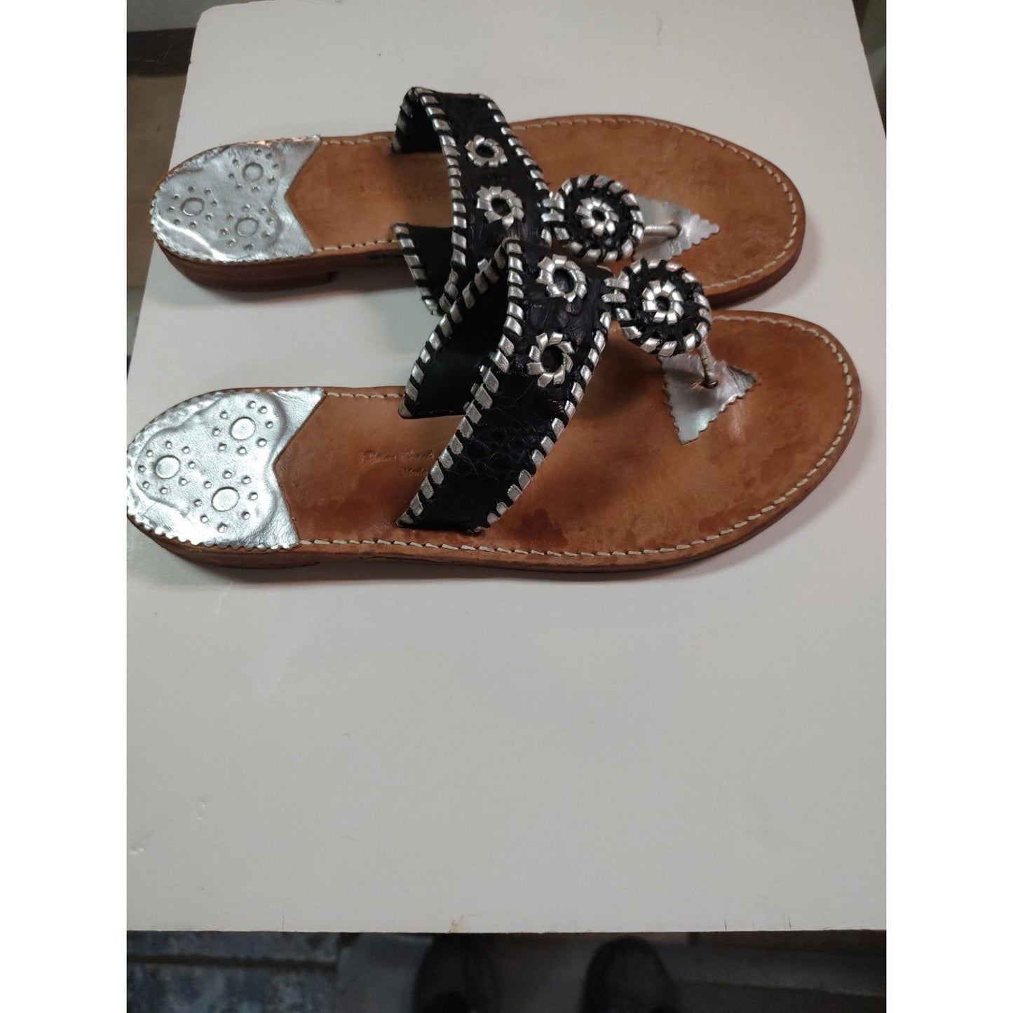 Stephen Bonanno 10M Palm Beach Silver Black Medallion Leather sandal Summer Flat