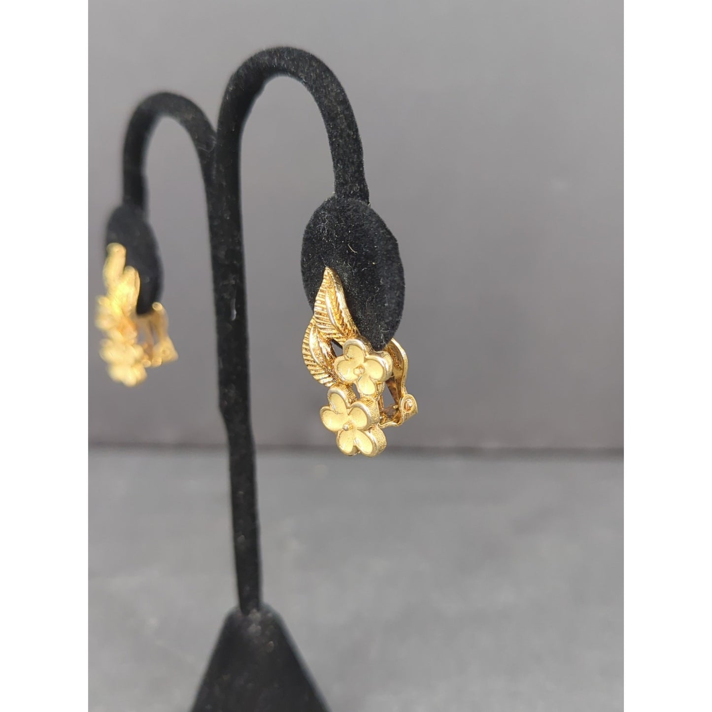 Vintage 1960s Mid Century Gold Tone Cream Enamel Dogwood Flower Clip On Earrings