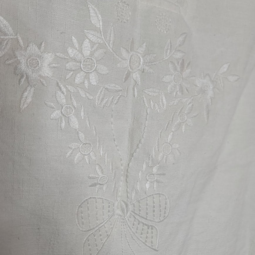 White Womens Tunic Blouse Size Medium Side Slit Embrodiery front short sleeve