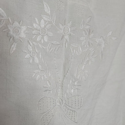 White Womens Tunic Blouse Size Medium Side Slit Embrodiery front short sleeve