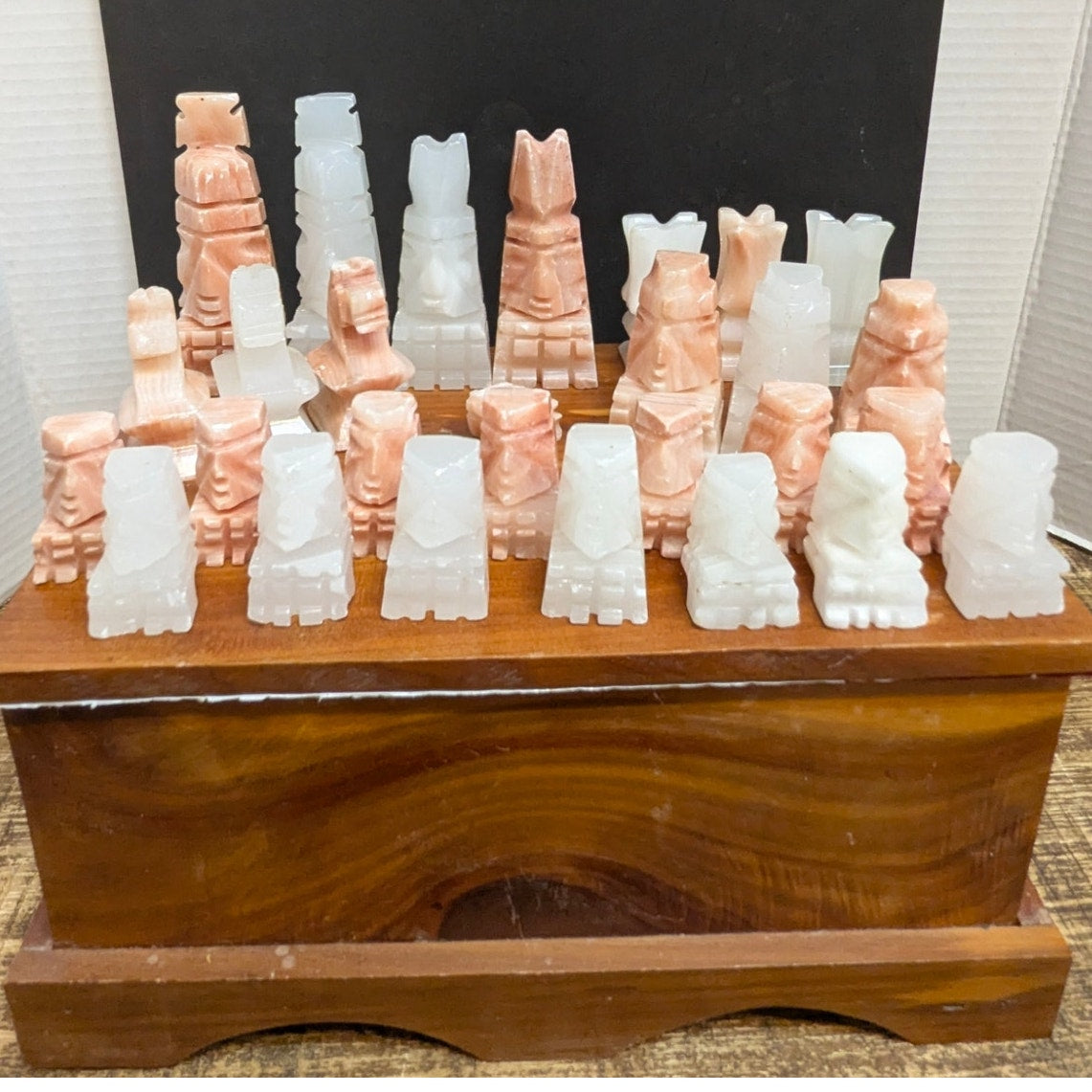 Vintage Hand-Carved Alabaster Chess Set – Rose & White Marble Pieces damaged