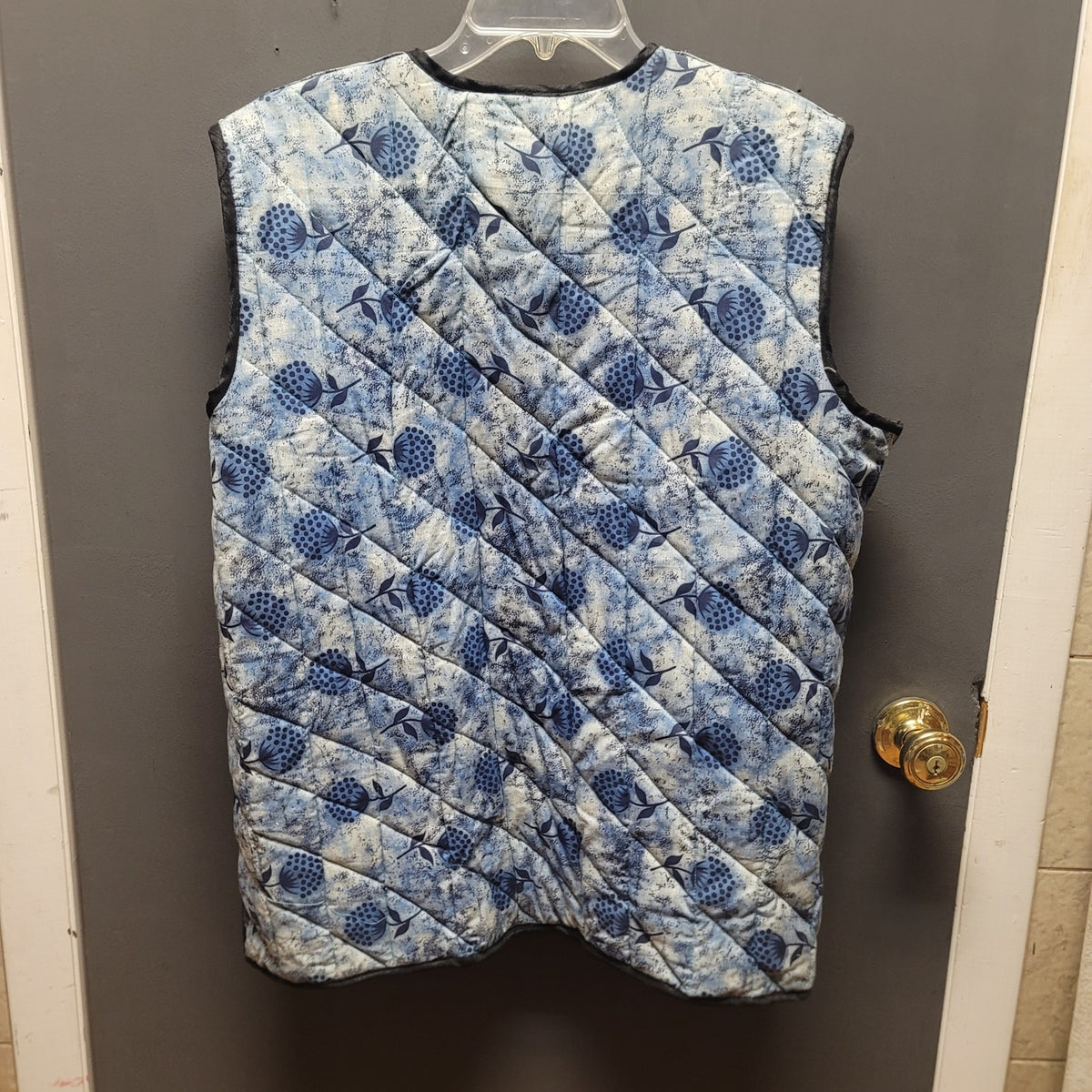 NEW Reversible quilted Womens Vest Size 48 XL Floral Batik Pockets Barrel button