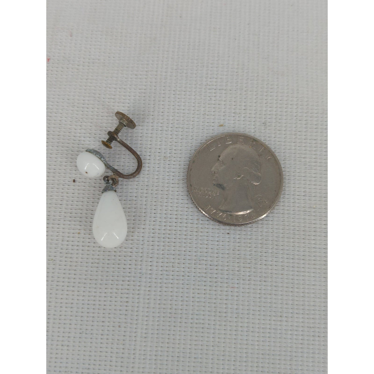 Vintage Mid Century White Milk Glass Teardrop Screw Back Earrings Wedding Classy