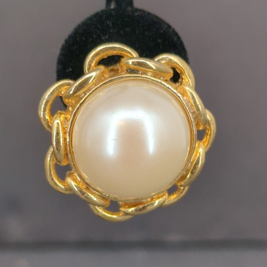 Vintage Gold Tone Faux Pearl Scalloped Button Clip On Earrings Classic Glam