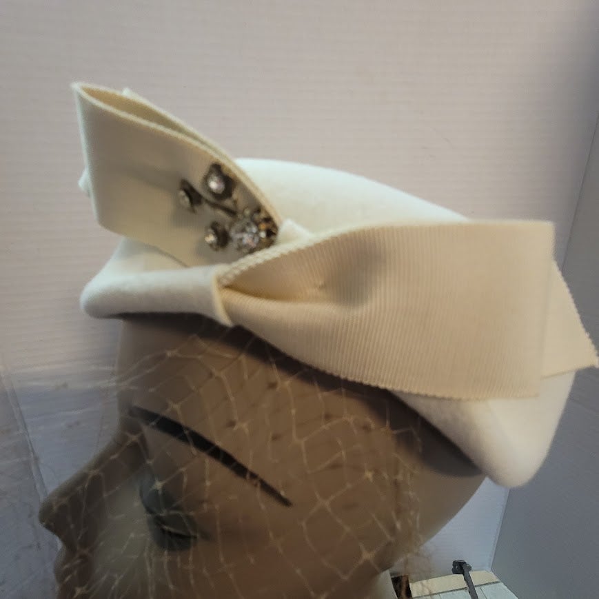 Vintage 1950s Cream Wool Felt Pillbox Hat Valerie Modes Rhinestone Bow Brooch