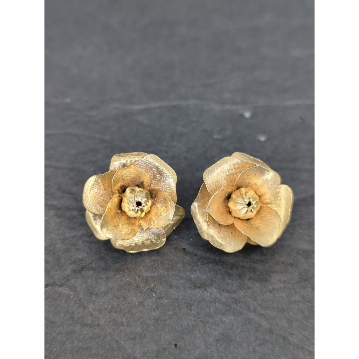 Vintage Gold Tone Openwork Flower Brooch Pins Set Pair Mid-Century Retro