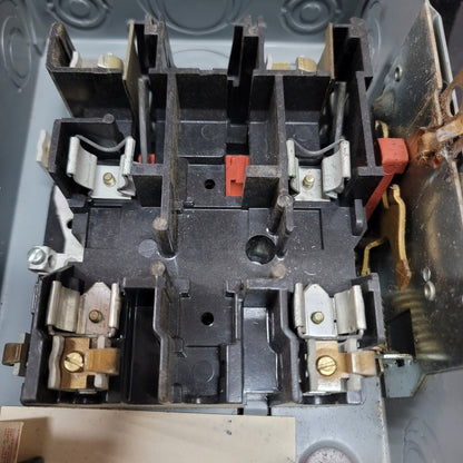 Square D D222N Safety Switch 60 AMP 240 V.A.C Phase 3 Fuse box UNUSED