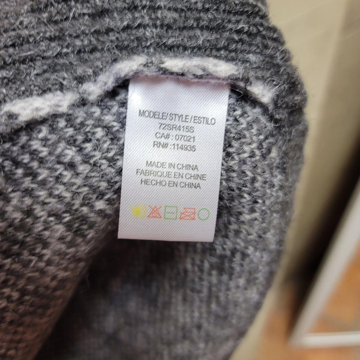RD style gray sweater medium Cropped Style Long Sleeve Turtleneck Checkered