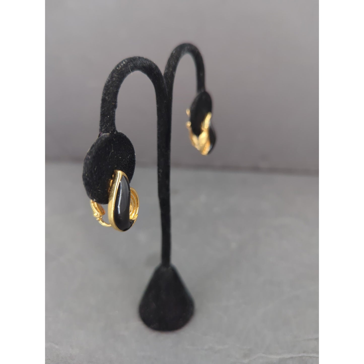 Vintage Gold Tone Black Enamel Teardrop Clip On Earrings Retro Modern Drop 1980s