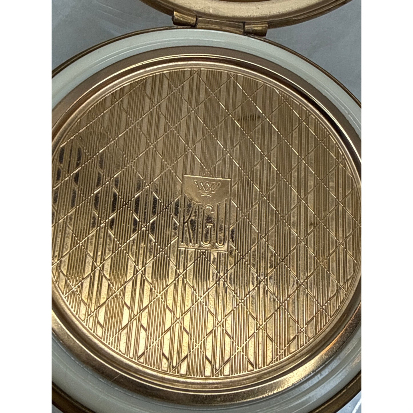 Vintage Kigu London Gold Tone Compact Fern Leaf Pristine Unused Puff Glamour
