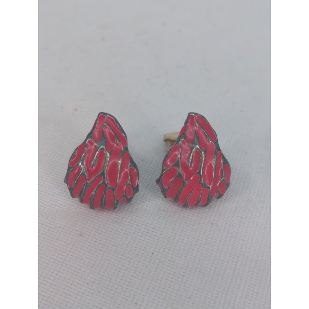 Vintage 1980s Bright Pink & Gunmetal Enamel Flame Clip-On Earrings