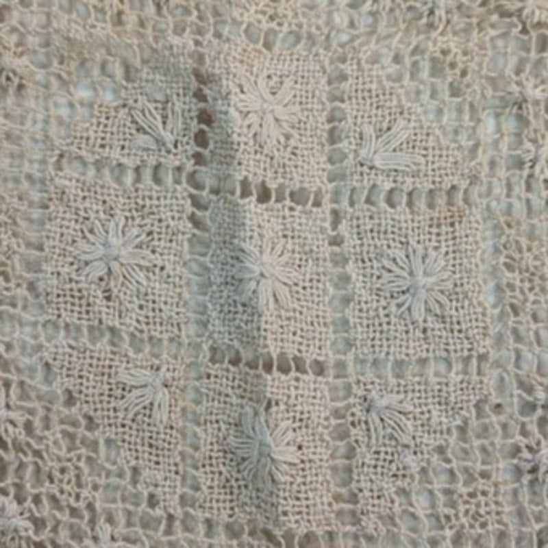 Antique FILET LACE NETTING flowers Neutral Round Doily 9" round Cottage 40's