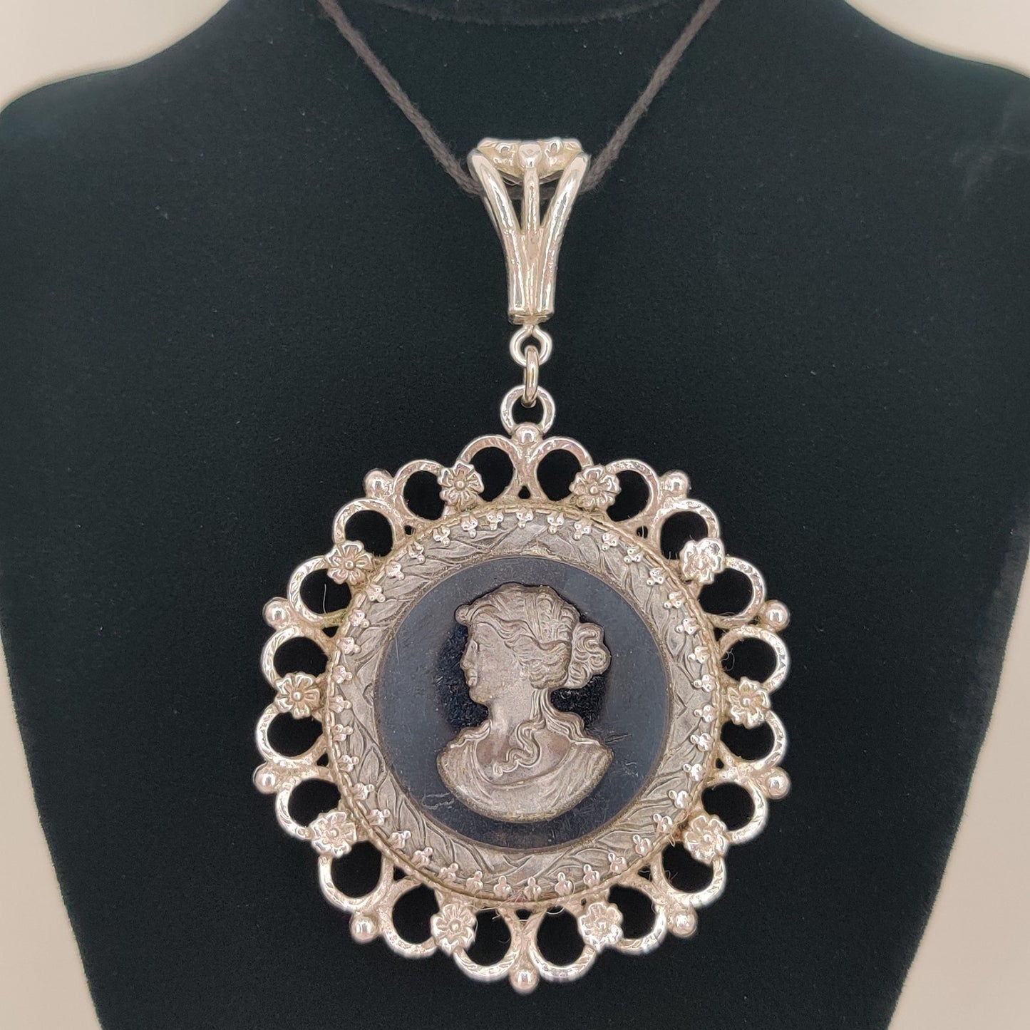 Vintage Whiting & Davis Intaglio Glass Cameo Pendant Necklace Silver Tone
