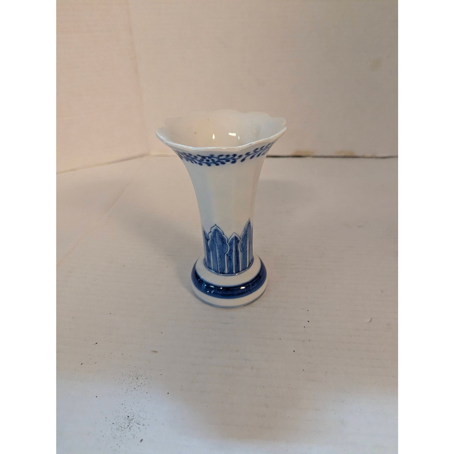 Vintage Blue and White Porcelain Flared Scalloped Trumpet Vase Thailand 6.25"