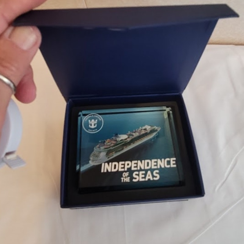 INDEPENDENCE of the Seas Glass block Royal Caribbean NEW Colorful paperweight