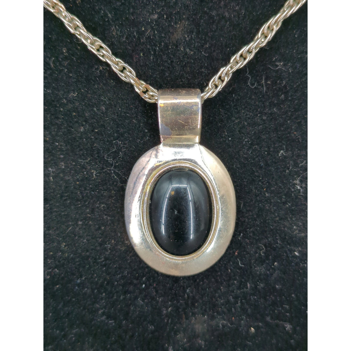 Vintage Silver Tone Oval Black.White Inset Pendant Necklace Set Interchangeable