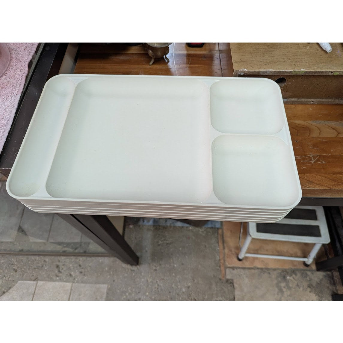 Vintage Tupperware divided lunch/dinner plate TV tray cafeteria-style serve 1535