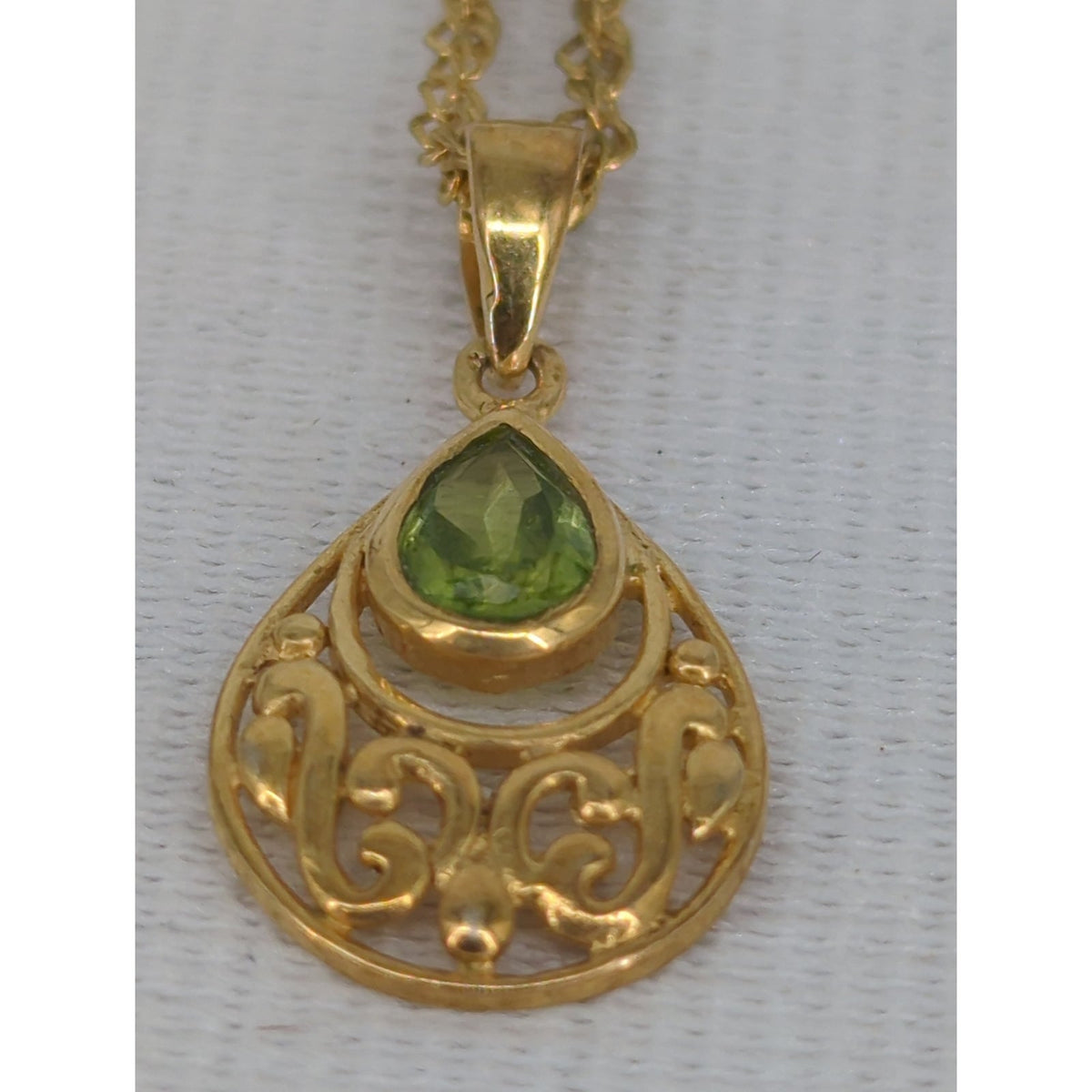 Vintage Gold Tone Ornate Filigree Tear Drop Pendant Necklace Green Stone