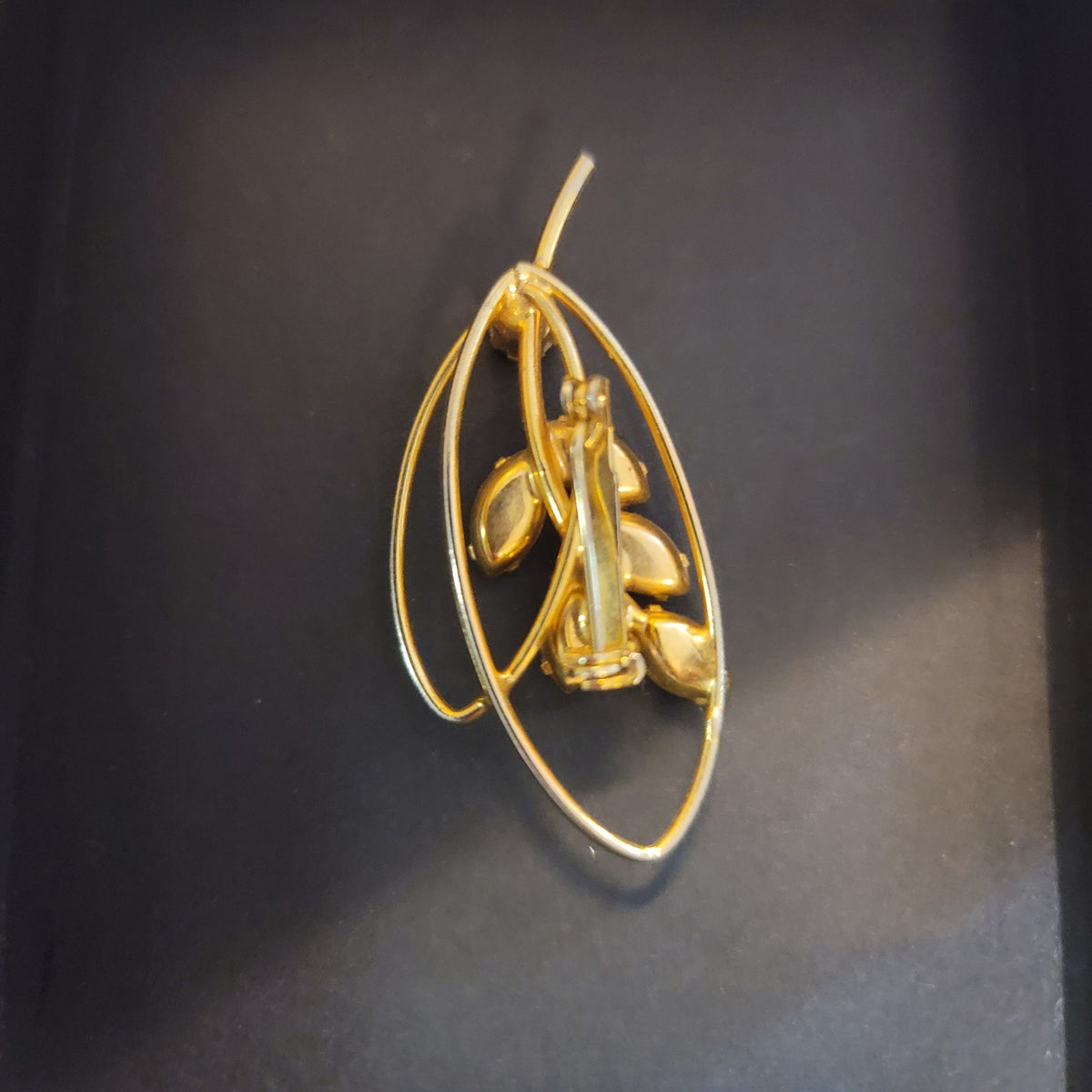 Vintage Amber Yellow Rhinestone Gold Wire Swirl Foliage Stem Brooch Pin lapel
