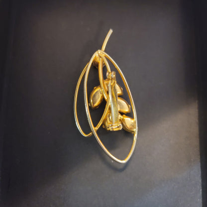 Vintage Amber Yellow Rhinestone Gold Wire Swirl Foliage Stem Brooch Pin lapel