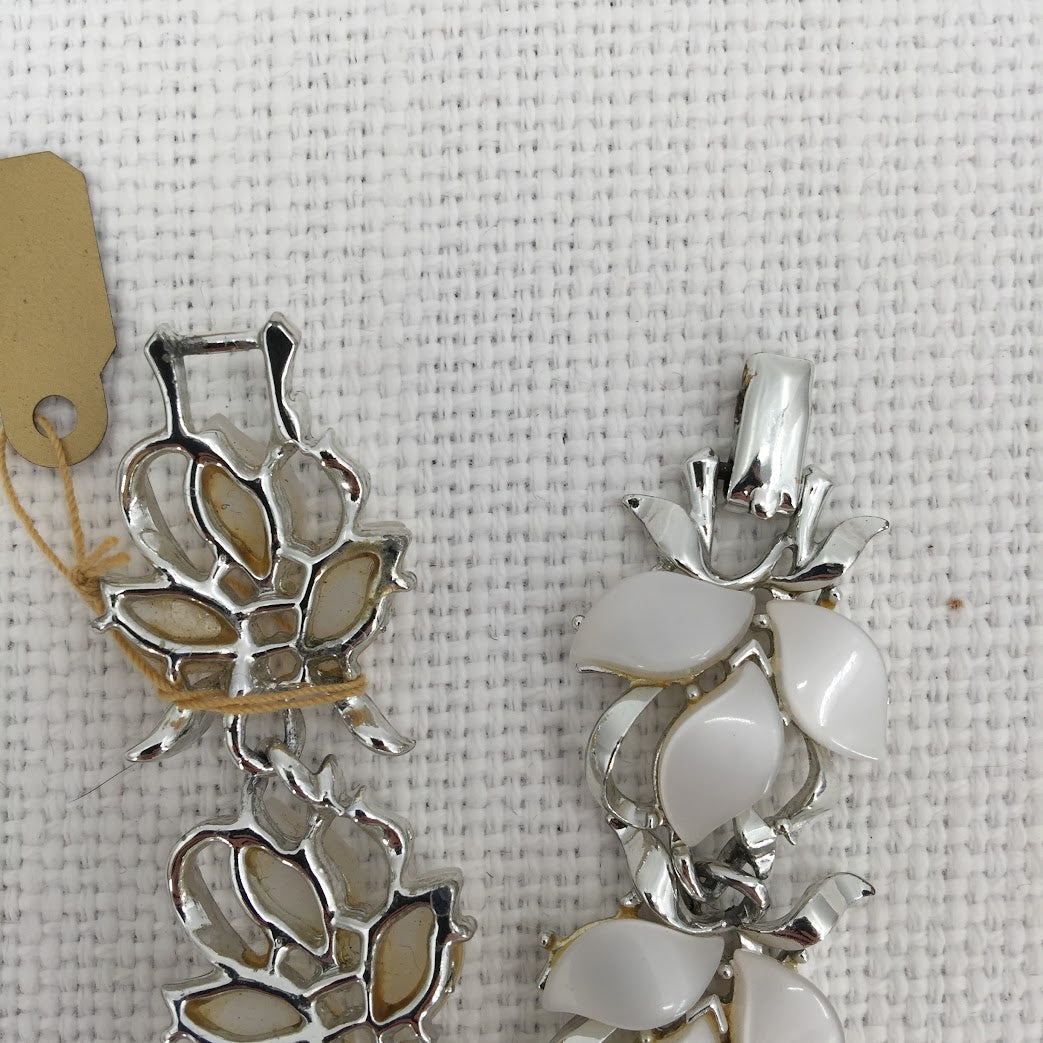 Vintage Fashion Silvertone and white Lucite flowers bracelet 7" 1960s style
