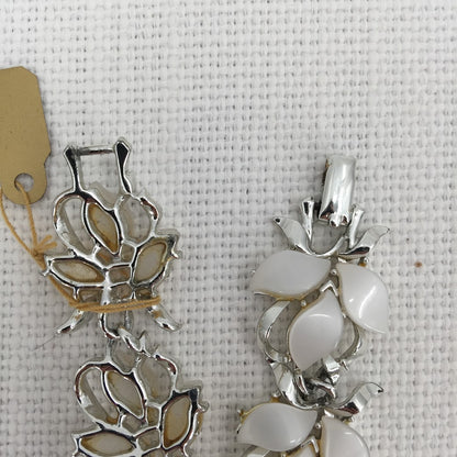 Vintage Fashion Silvertone and white Lucite flowers bracelet 7" 1960s style