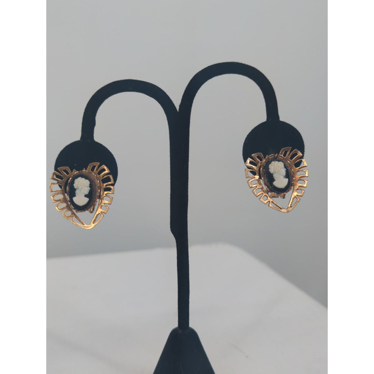 Vintage Black and White Cameo Heart Clip-On Earrings Filigree Gold-Tone