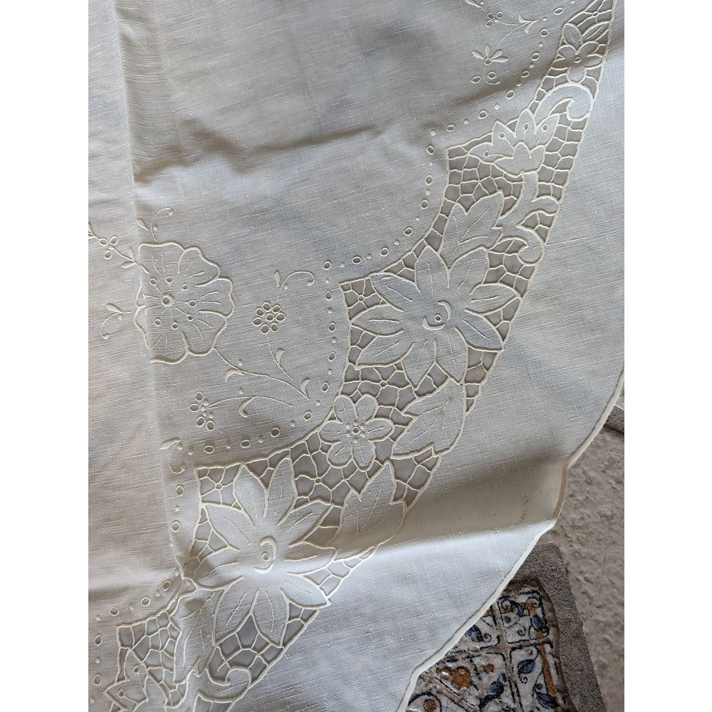 Vintage plastice WIPEABLE oval table cloth faux embroidery pattern 55" x 88"