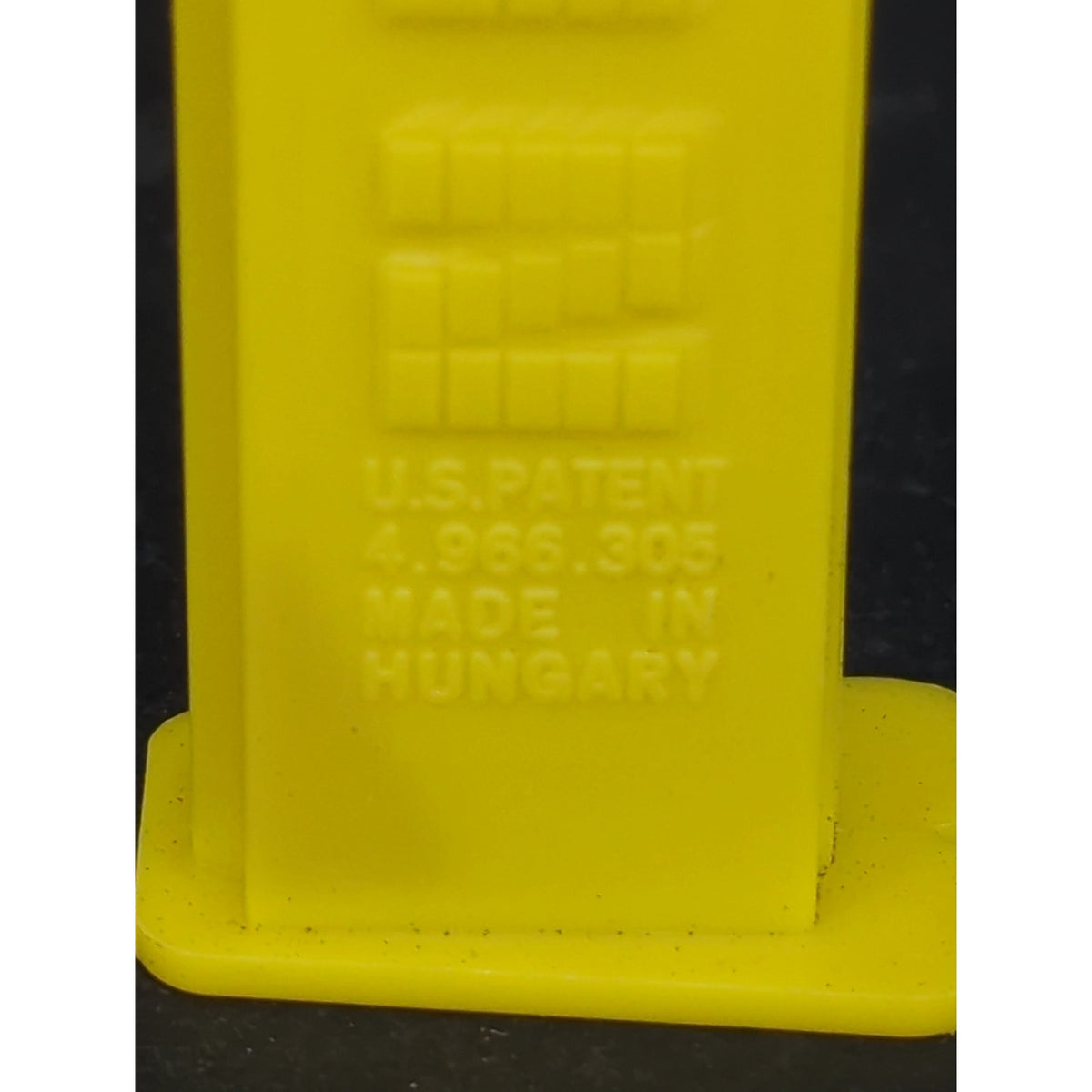 Vintage 1999 Bugs Bunny PEZ Dispenser Looney Tunes Yellow Stem Collectible
