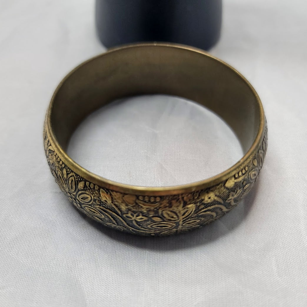 Artisan Brass medallion bangle bracelet chunky 80s METAL floral ENGRAVED