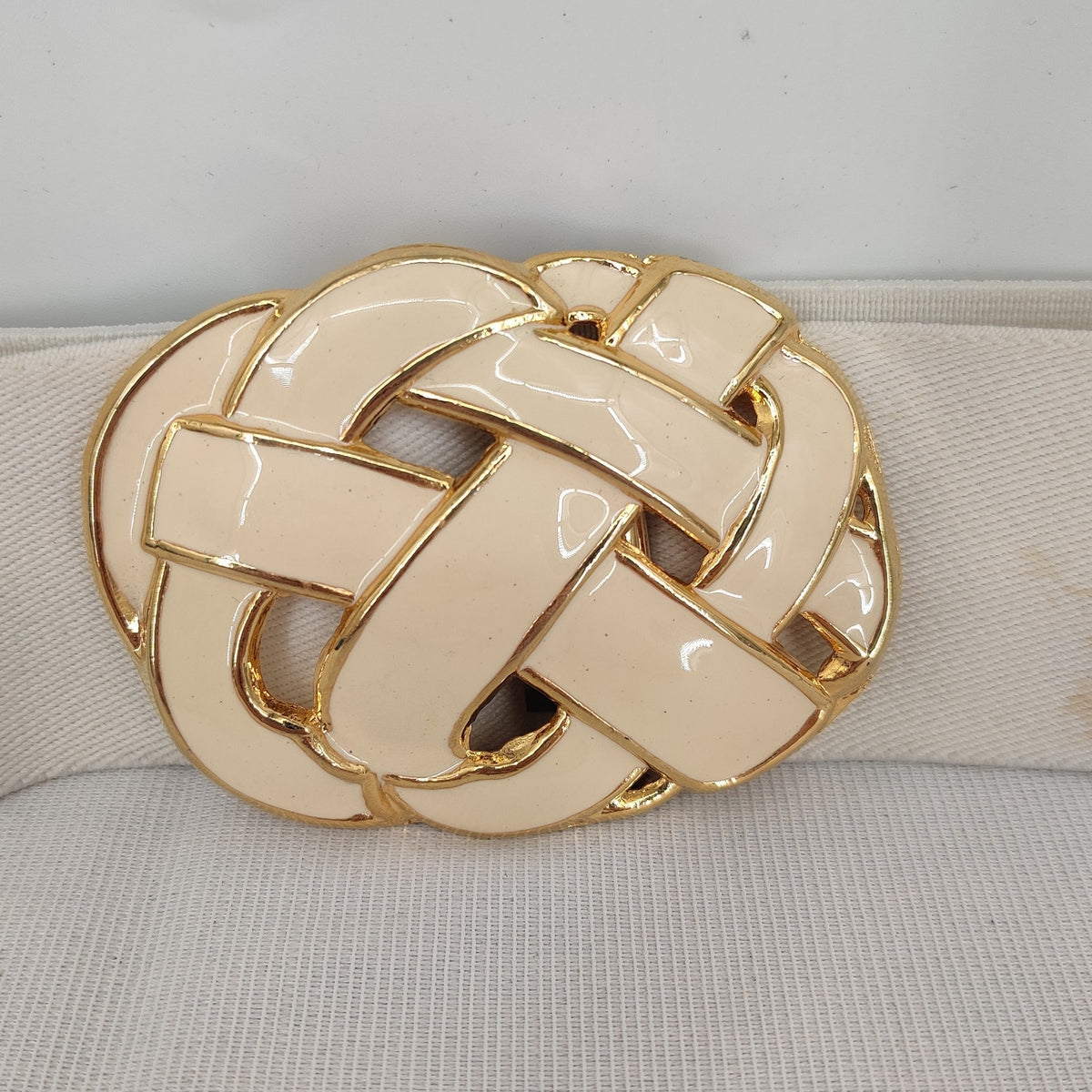 Retro Day Lor Signed White Enamel Gold Tone Scarf Clip Belt 80s Glam