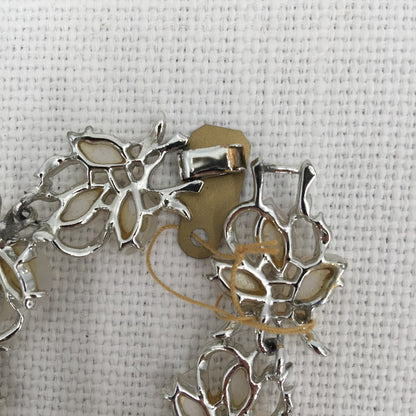 Vintage Fashion Silvertone and white Lucite flowers bracelet 7" 1960s style